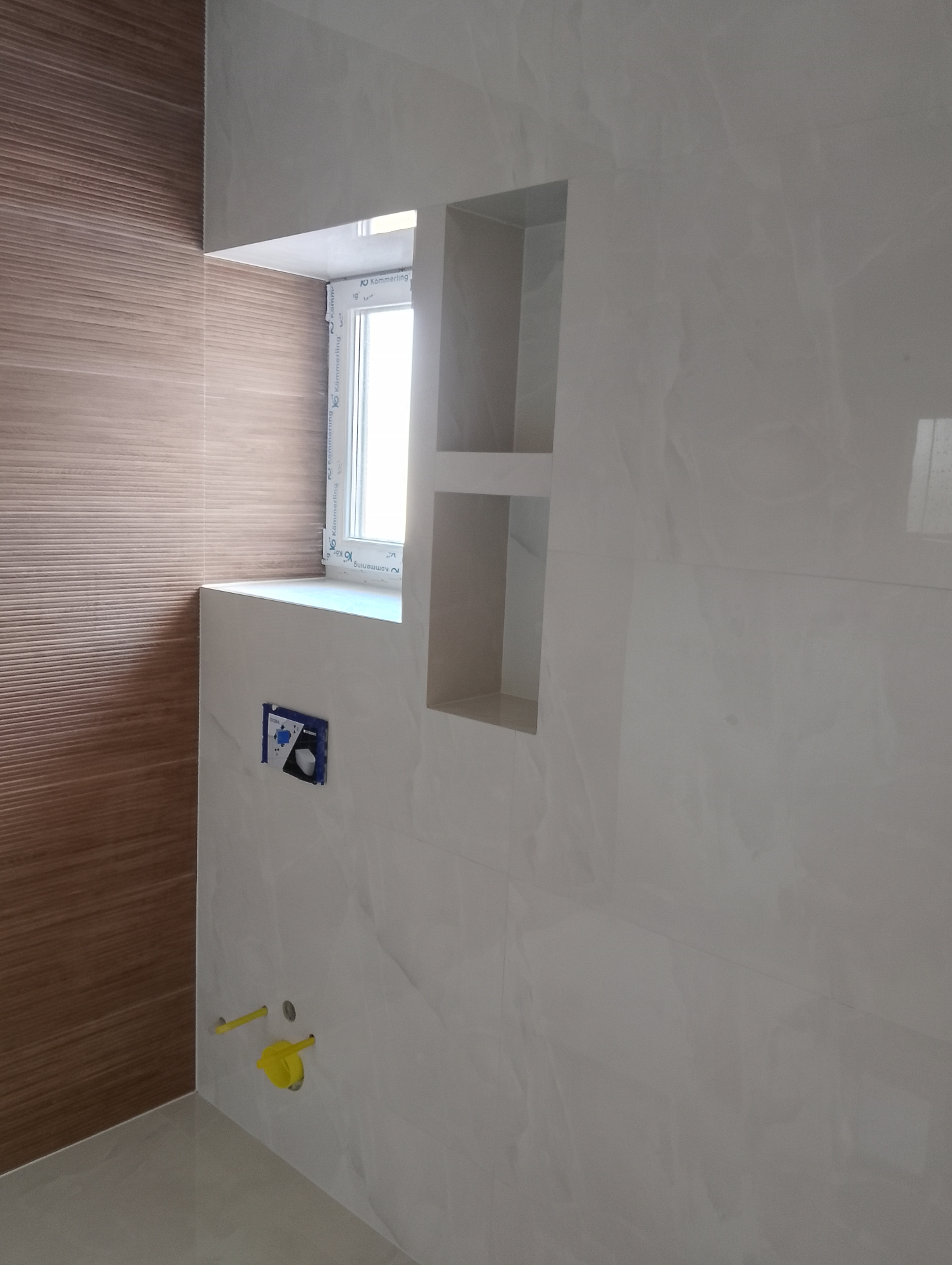 Detalj niše i prozora u kupaonici
